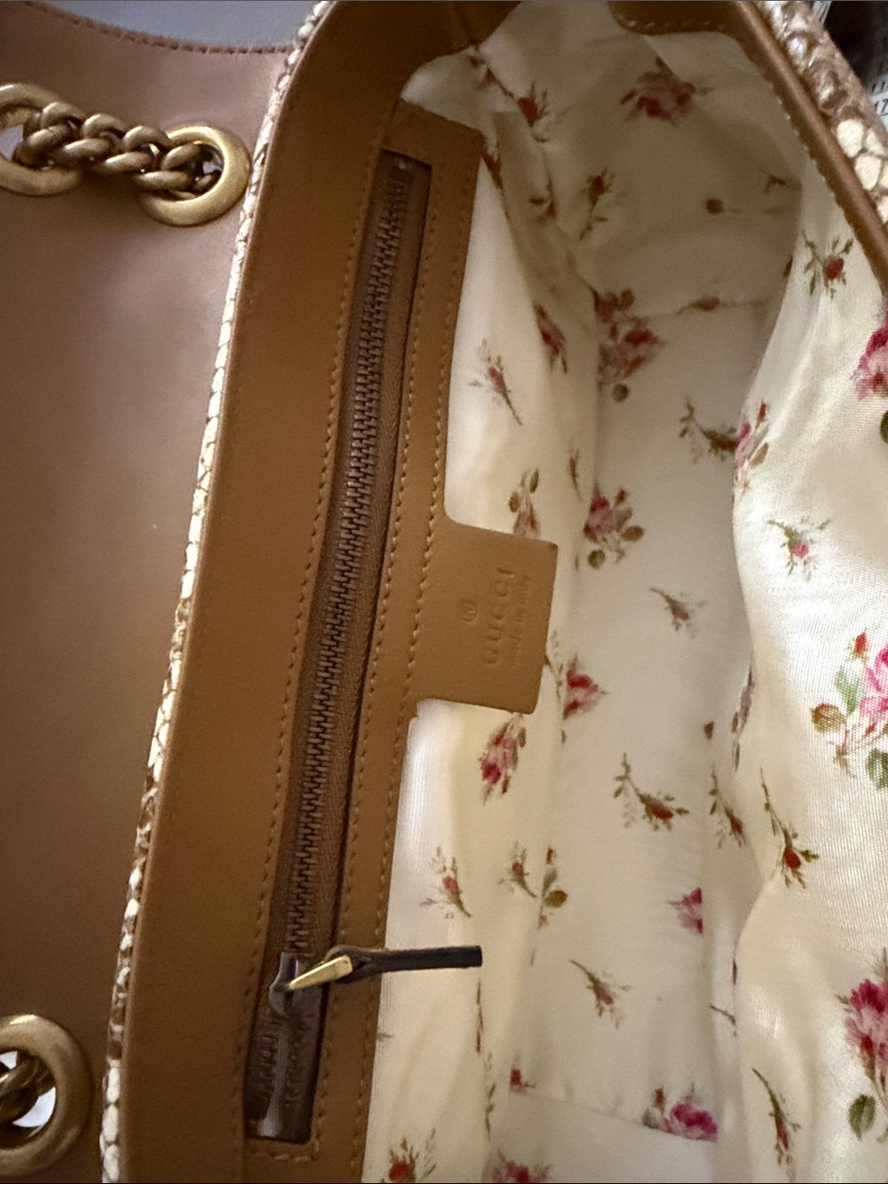 Gucci Raffia GG Marmont Shoulder mediun  Bag in Beige with Gold Hardware - Picture 12 of 15